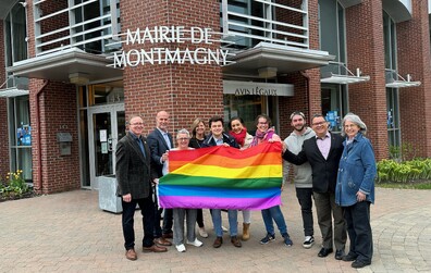 Le drapeau arc-en-ciel arboré à l'hôtel de ville de Montmagny