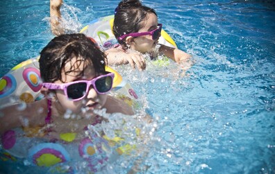 Le gouvernement du Québec repousse à 2025 l'obligation de rendre conforme l'installation de sa piscine